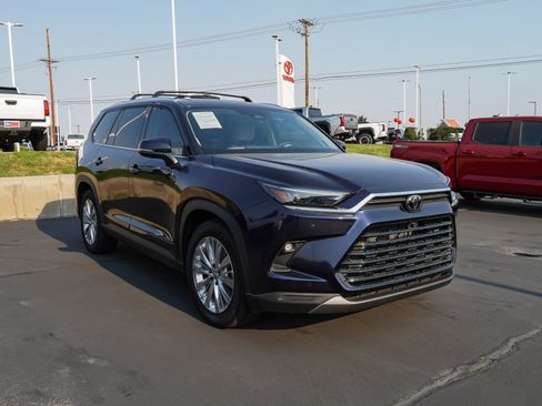 Certified 2025 Toyota Grand Highlander AWD image 2