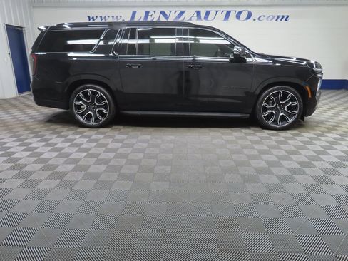 Used 2025 Chevrolet Suburban RST w/ RST Capability Package AWD/4WD image 2