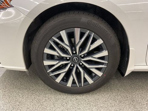 Used 2023 Nissan Altima 2.5 SV w/ SV Premium Package AWD/4WD image 9
