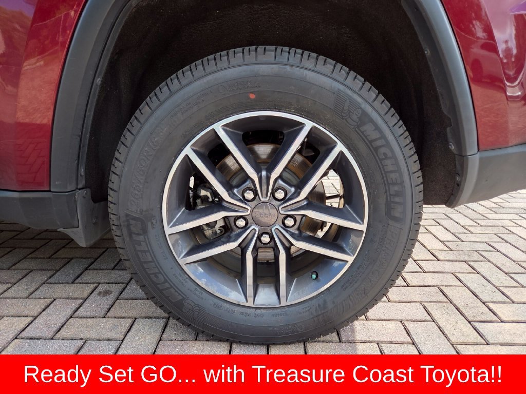 Used 2019 Jeep Grand Cherokee Laredo w/ 18" Wheel & 8.4" Radio Group AWD/4WD image 21