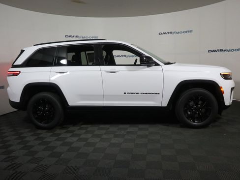 New 2026 Jeep Grand Cherokee Altitude AWD/4WD image 4