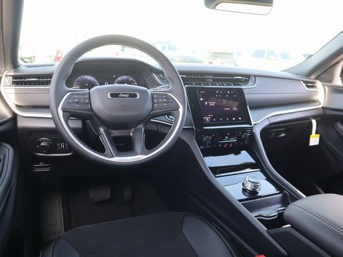 New 2025 Jeep Grand Cherokee Altitude image 2