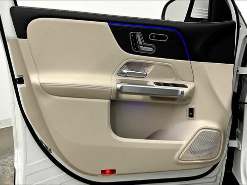 New 2025 Mercedes-Benz GLB 250 image 10