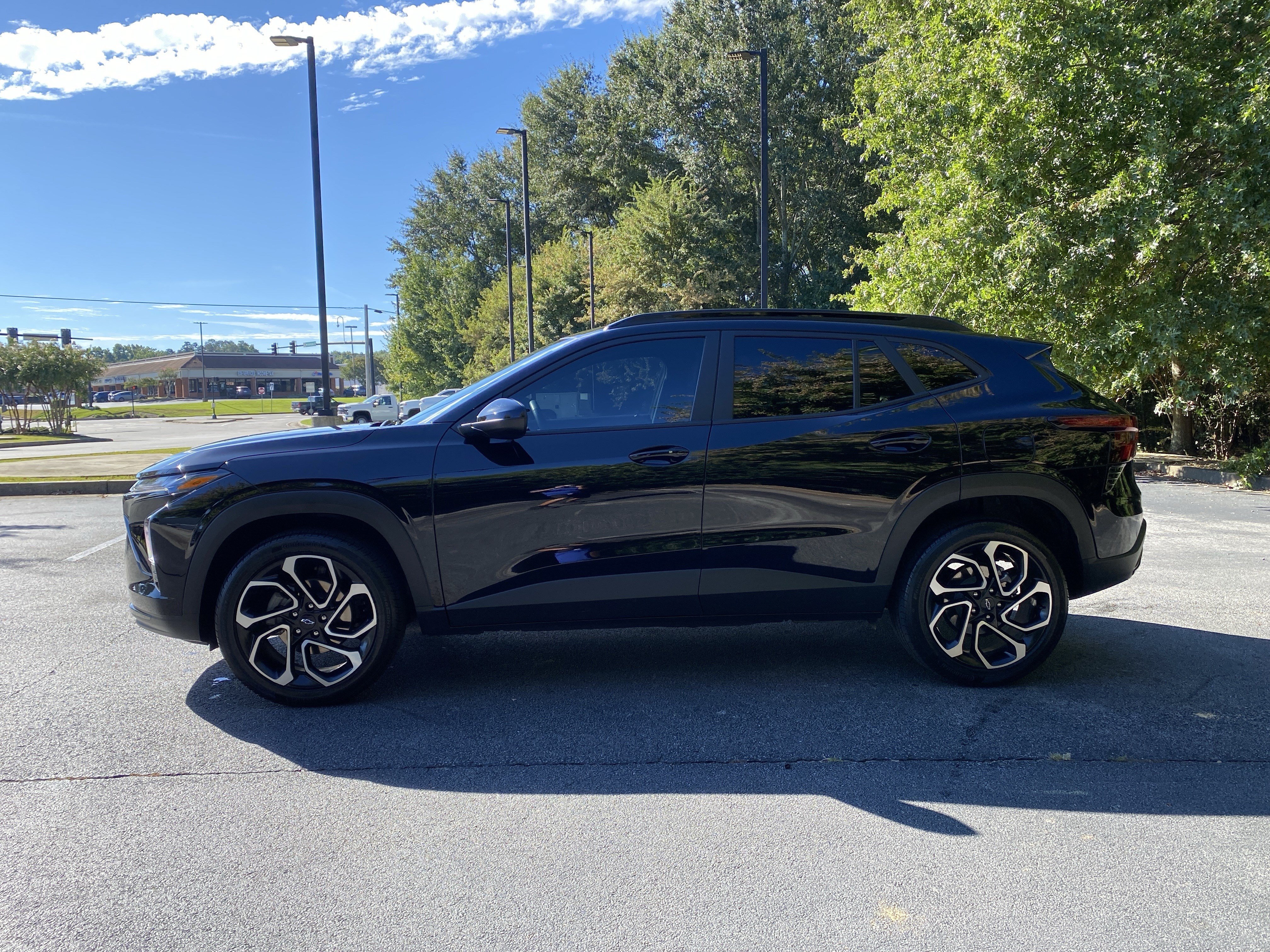 Used 2025 Chevrolet Trax RS w/ Sunroof Package FWD image 6