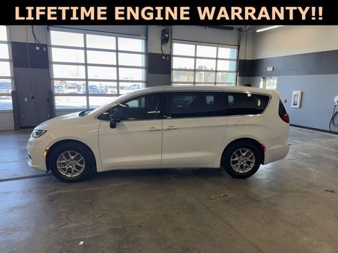 Certified 2024 Chrysler Pacifica Touring-L FWD image 6