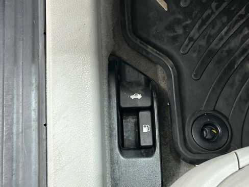 Used 2013 Toyota Camry XLE w/ Leather Pkg image 32