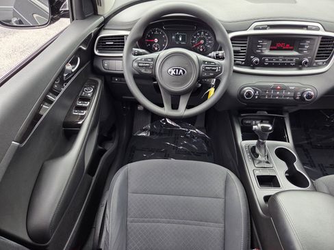 Used 2017 Kia Sorento L image 12