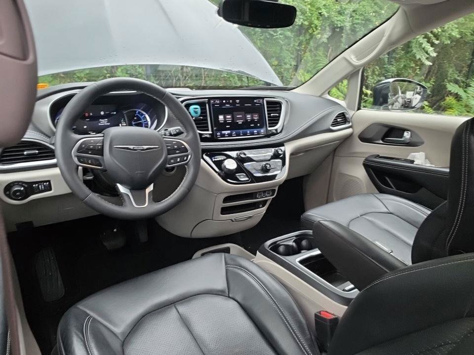 Used 2022 Chrysler Pacifica Touring-L w/ Uconnect Theater Family Group FWD image 7