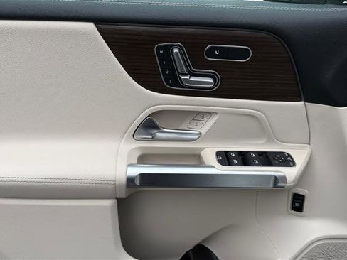 Used 2025 Mercedes-Benz GLB 250 image 11