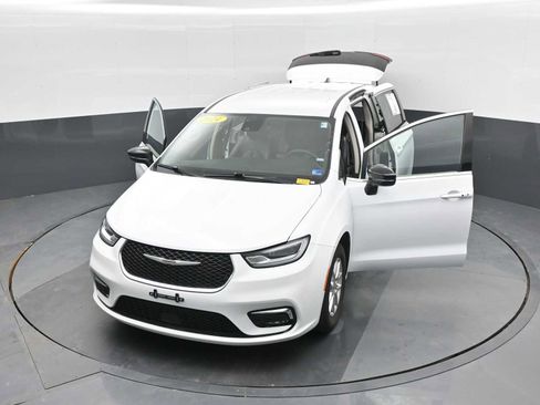 Used 2024 Chrysler Pacifica Touring-L image 27