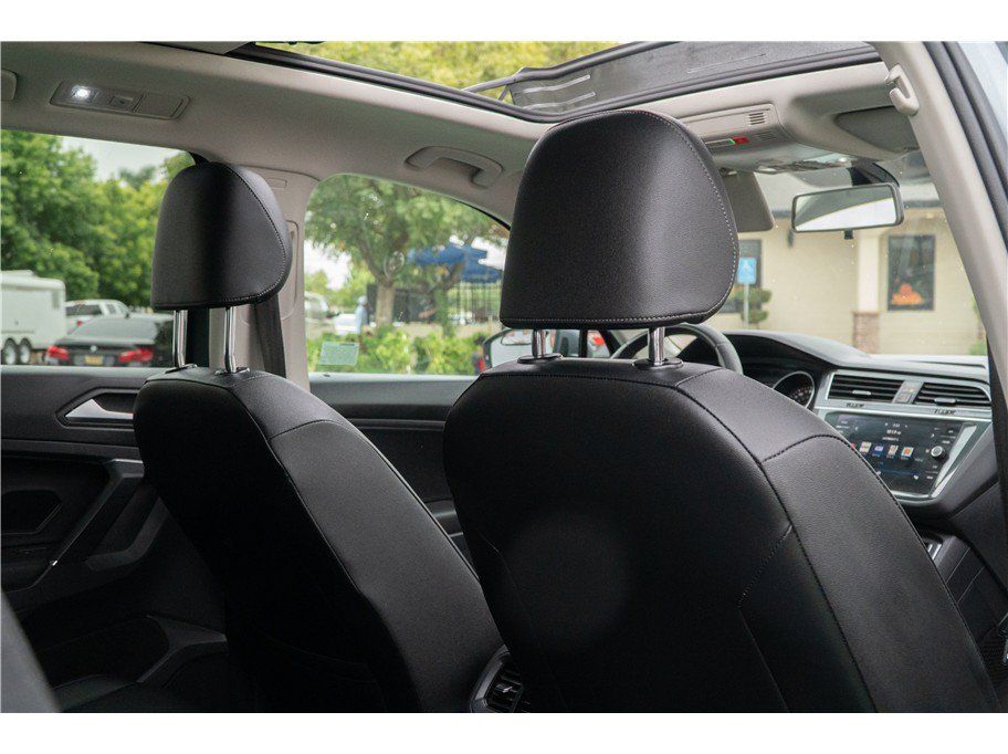 Used 2020 Volkswagen Tiguan SE w/ Panoramic Sunroof Package FWD image 4