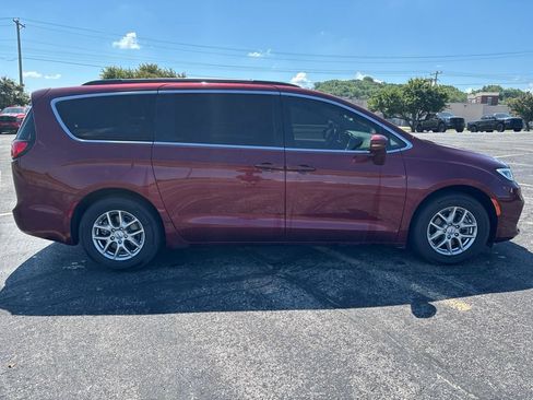 Used 2021 Chrysler Pacifica Touring FWD image 4