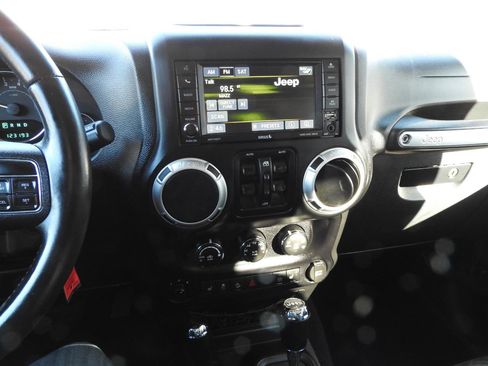 Used 2014 Jeep Wrangler Unlimited Sahara w/ Connectivity Group image 10