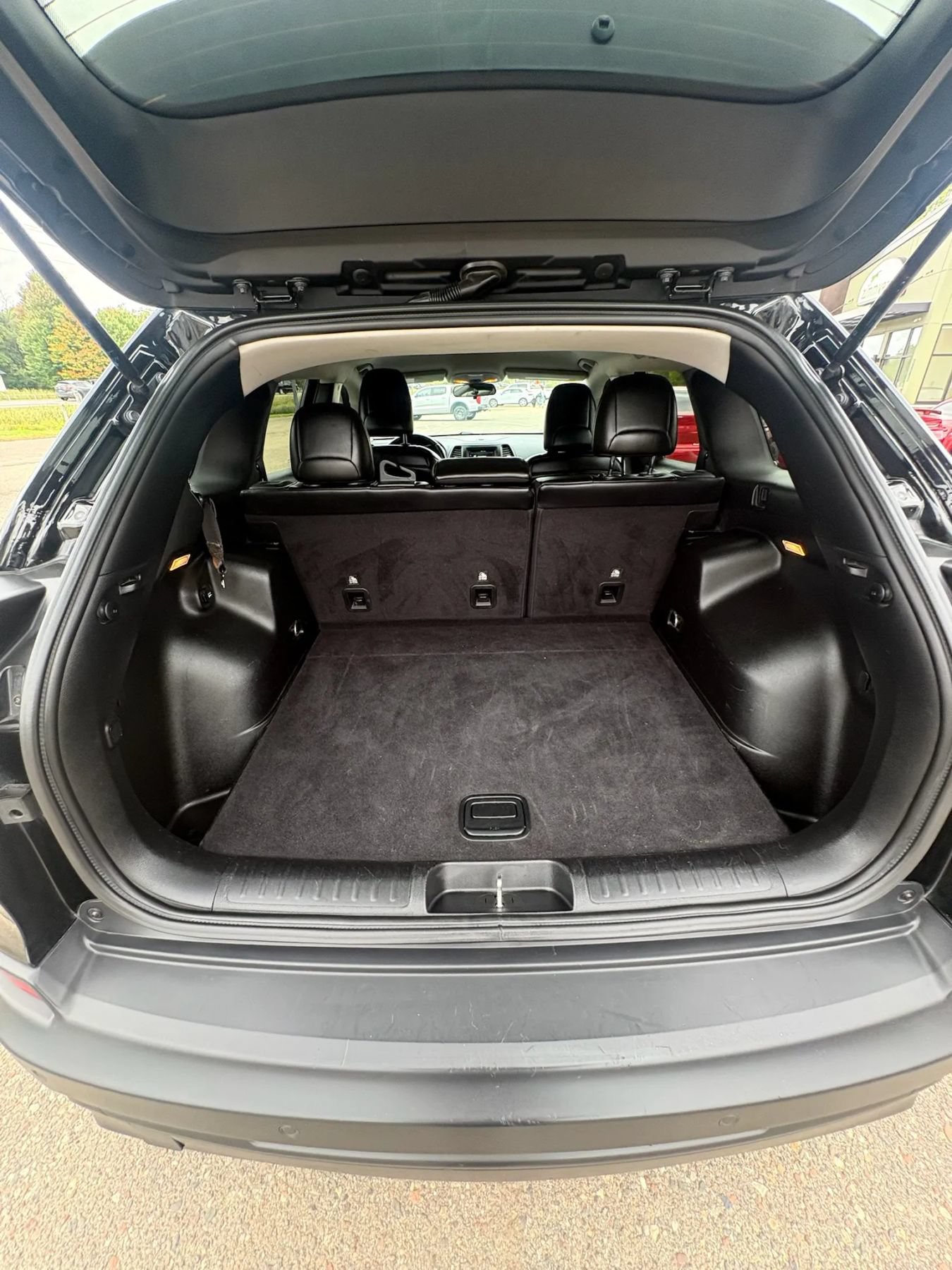Used 2019 Jeep Cherokee Latitude Plus AWD/4WD image 46