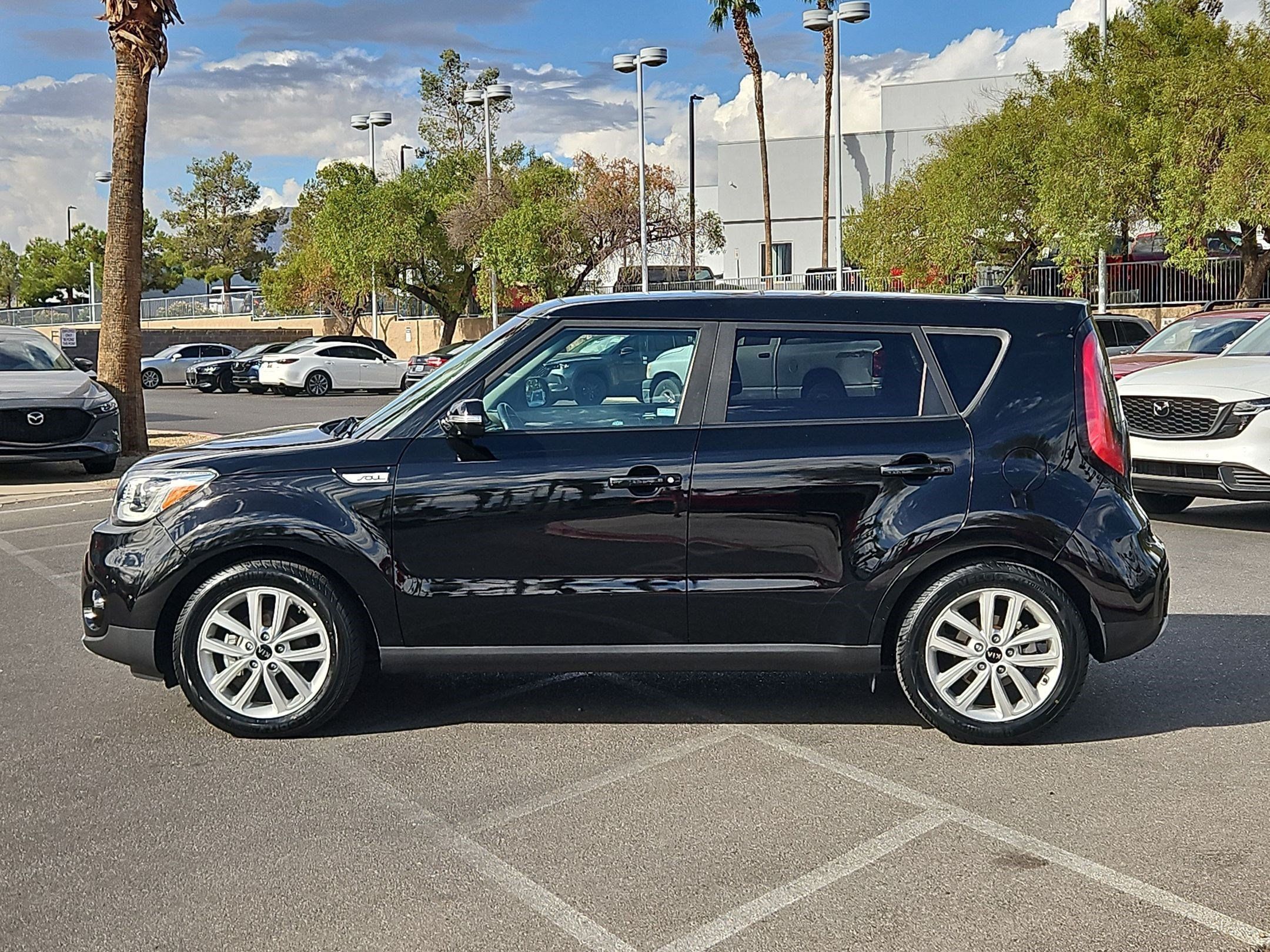 Used 2018 Kia Soul + w/ + Primo LIT Package FWD image 2