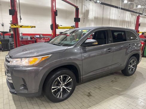 Used 2017 Toyota Highlander LE FWD image 3