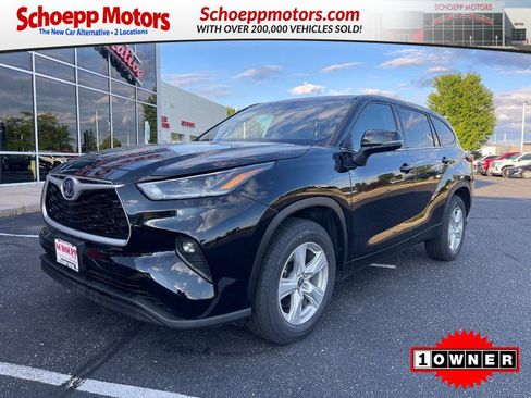 Used 2021 Toyota Highlander LE FWD image 1