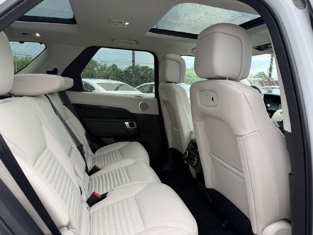 Used 2025 Land Rover Discovery S AWD/4WD image 17