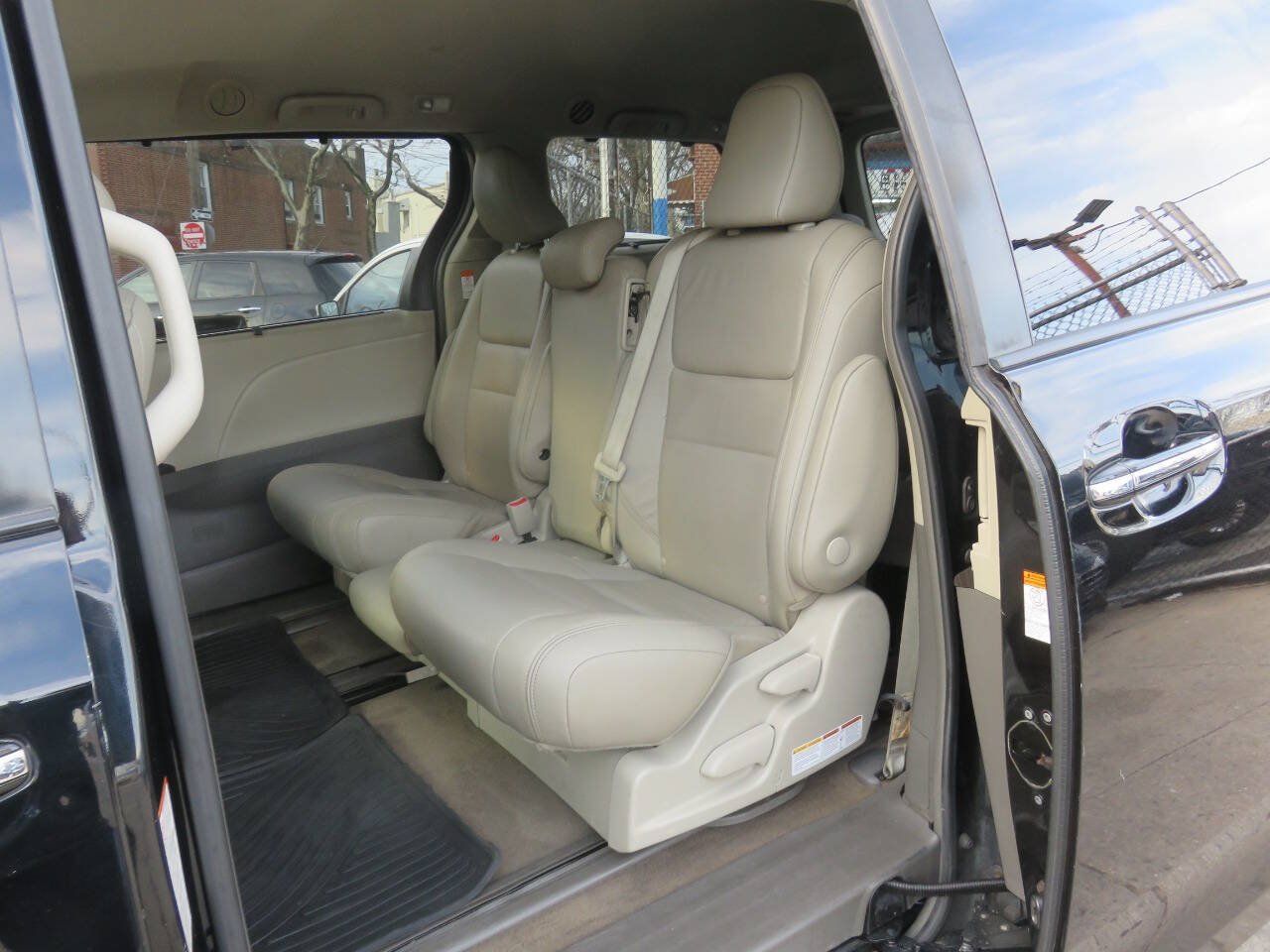 Used 2019 Toyota Sienna XLE FWD image 18