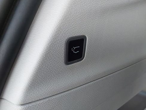 Used 2024 Chrysler Pacifica Touring-L FWD image 12