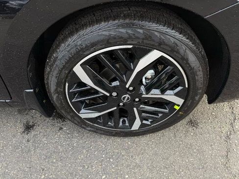 New 2025 Nissan Versa SR w/ Trunk Package image 9