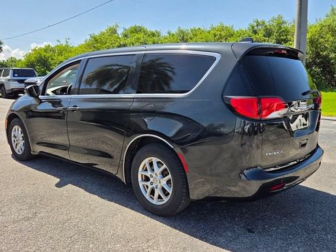 Used 2017 Chrysler Pacifica Touring FWD image 5