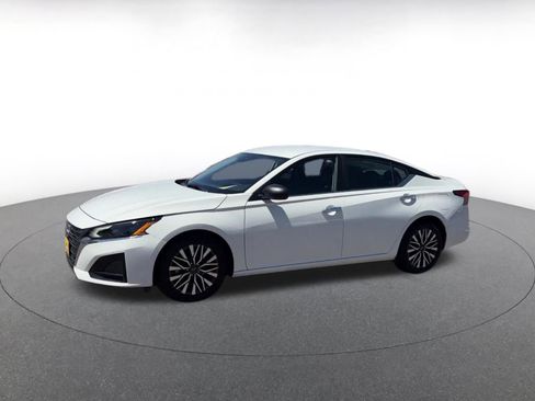 Used 2025 Nissan Altima 2.5 SV FWD image 8