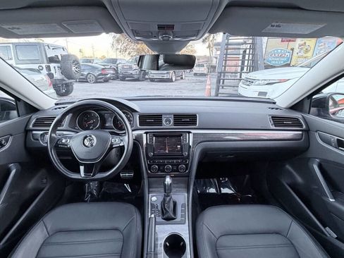 Used 2017 Volkswagen Passat 3.6 SEL Premium image 16