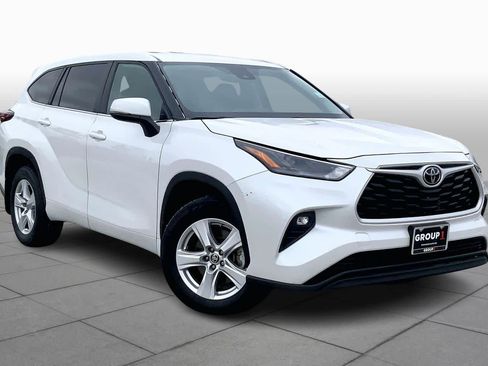 Used 2024 Toyota Highlander LE AWD/4WD image 4