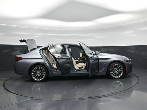 Used 2022 BMW 530e w/ Convenience Package RWD image 4