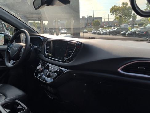 Used 2025 Chrysler Pacifica Select FWD image 29