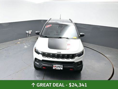 Used 2025 Jeep Compass Trailhawk AWD/4WD image 45