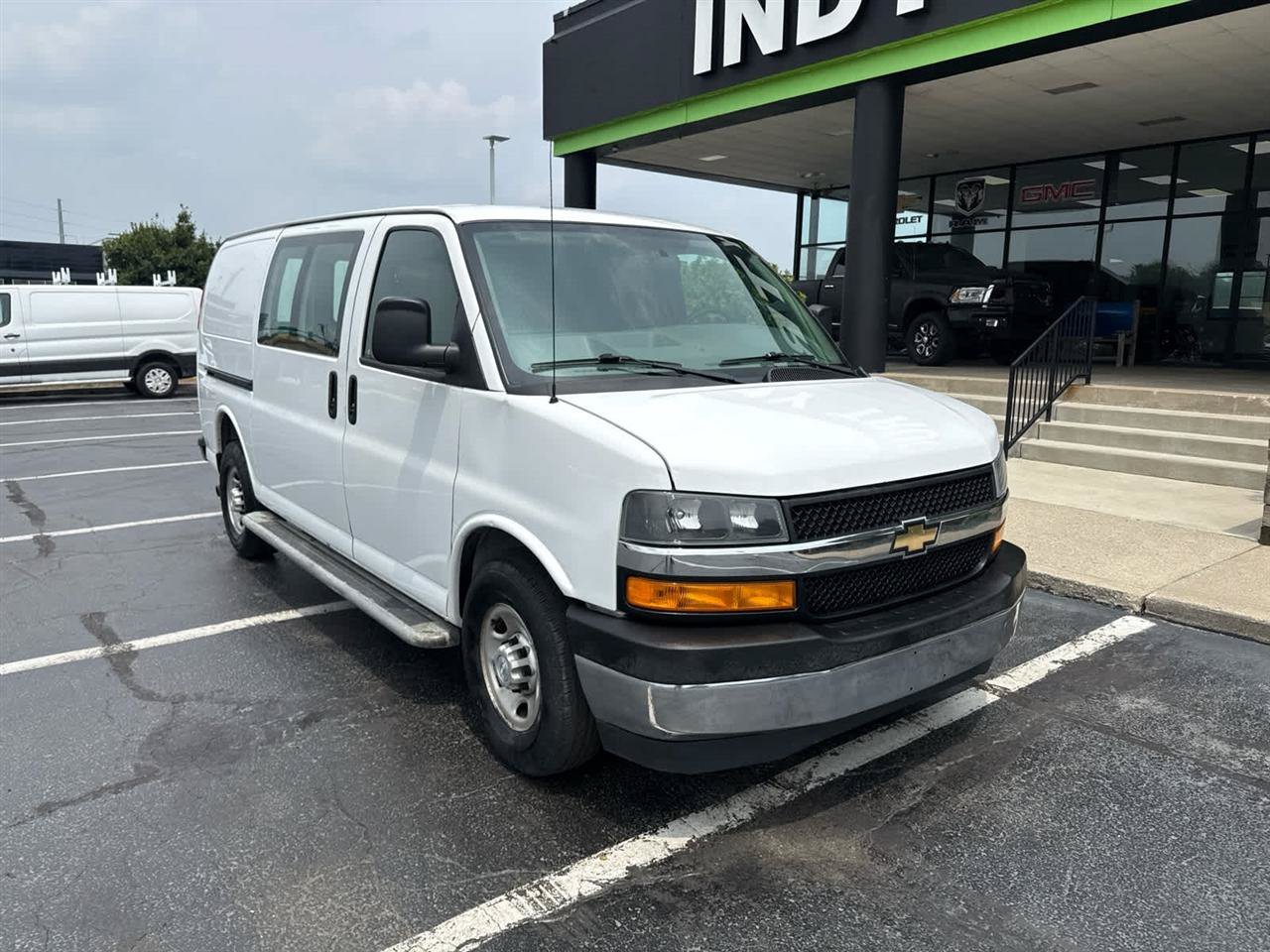 Used 2018 Chevrolet Express 2500 w/ Driver Convenience Package RWD image 2