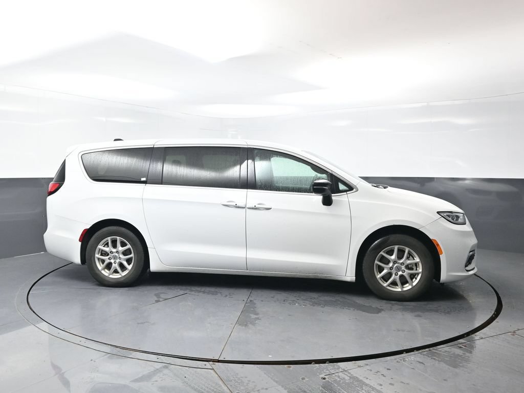 Used 2025 Chrysler Pacifica Select FWD image 4
