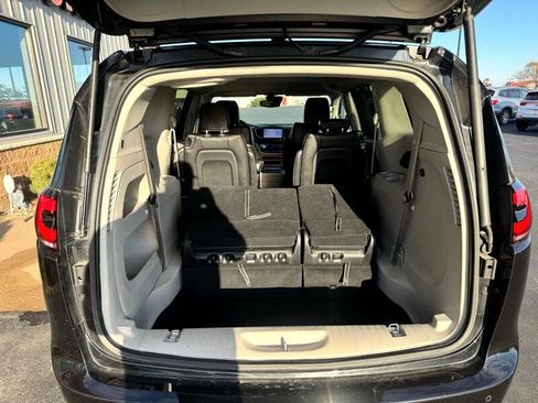 Used 2023 Chrysler Pacifica Touring-L image 8