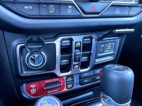 Certified 2025 Jeep Gladiator Rubicon w/ Convenience Group image 24