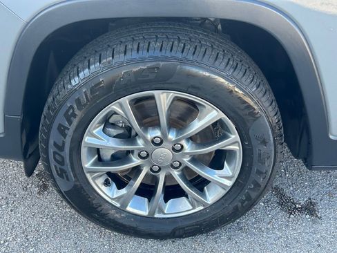 Used 2020 Jeep Cherokee Latitude Plus w/ Comfort/Convenience Group image 18