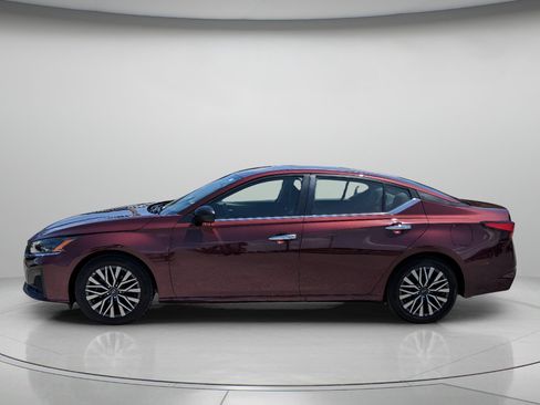 Used 2025 Nissan Altima 2.5 SV FWD image 5