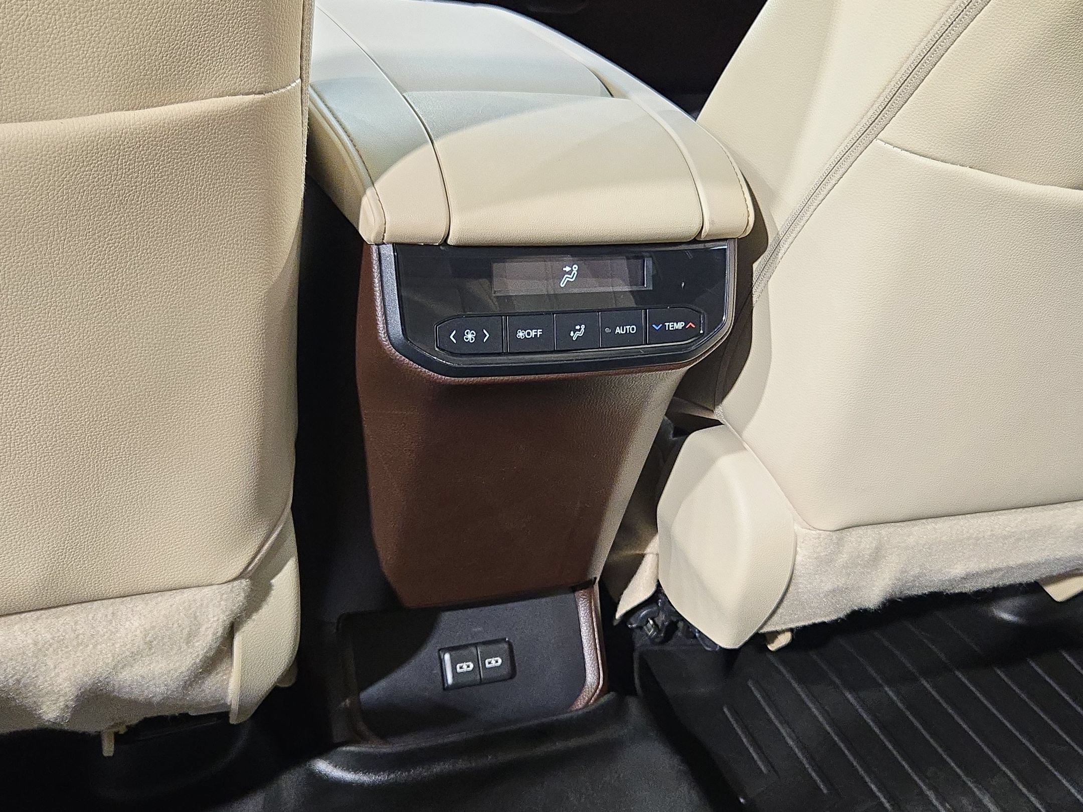 Used 2022 Toyota Highlander XLE FWD image 39