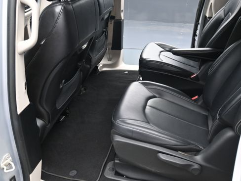 Used 2023 Chrysler Pacifica Touring-L FWD image 12
