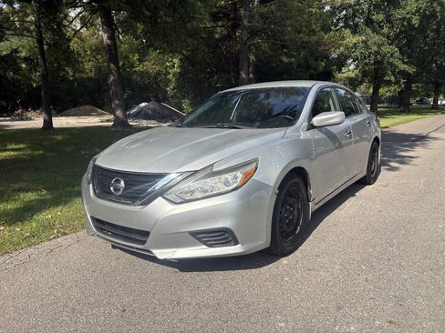 Used 2017 Nissan Altima 2.5 S w/ Power Driver Seat Package FWD image 16