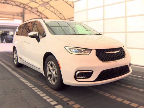 Used 2023 Chrysler Pacifica Limited FWD image 1