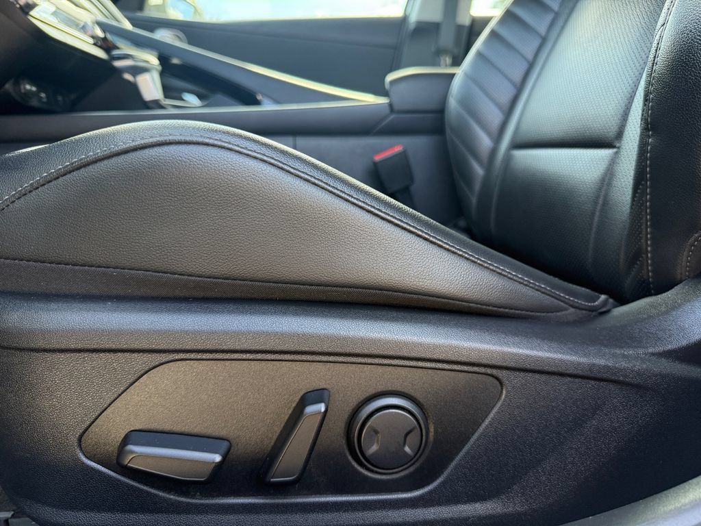 Used 2025 Hyundai Elantra Limited FWD image 17