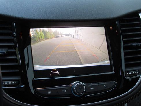 Used 2022 Chevrolet Trax LT w/ LT Convenience Package image 29