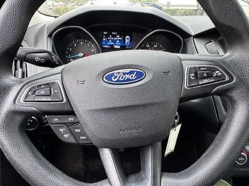 Used 2018 Ford Focus SE w/ SE Appearance Package image 39
