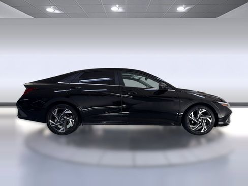 Used 2024 Hyundai Elantra Limited FWD image 7