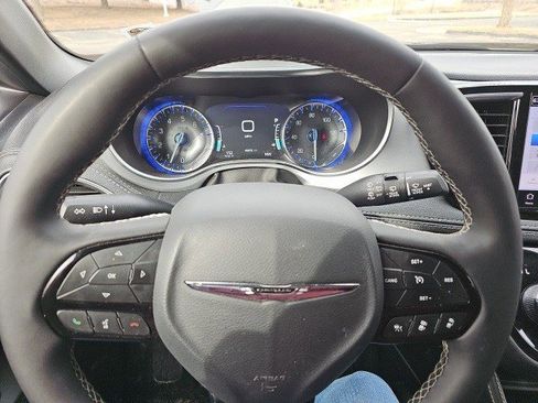 Used 2025 Chrysler Pacifica Limited image 21