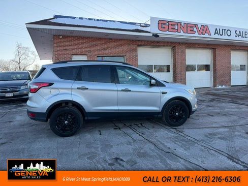 Used 2017 Ford Escape SE w/ Equipment Group 201A image 4