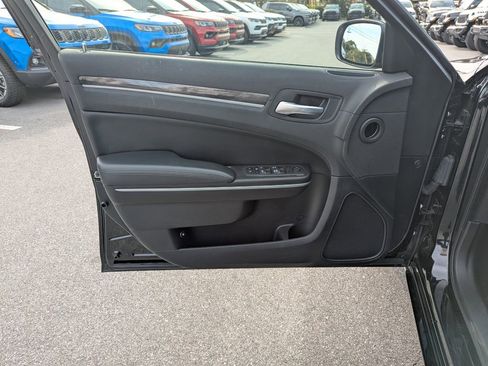 Used 2022 Chrysler 300 Touring image 18