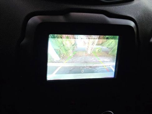 Used 2019 Jeep Renegade Latitude AWD/4WD image 13
